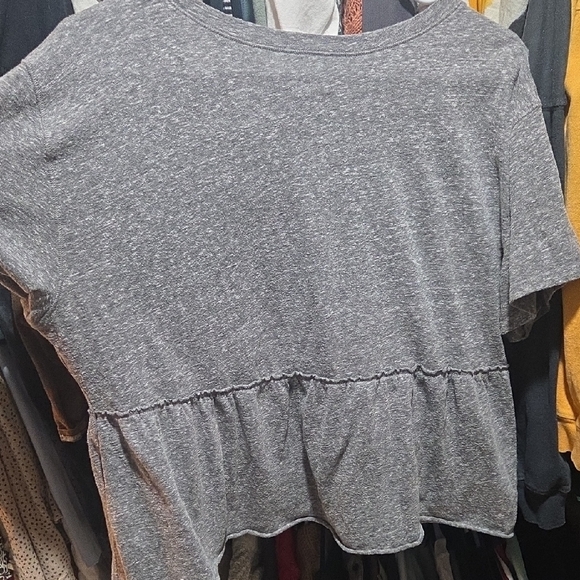 Hollister Heather Gray Short Sleeve Peplum Crop Top, size medium - Picture 4 of 4